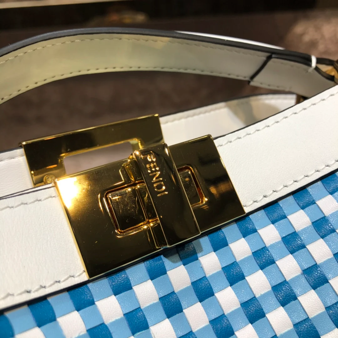 Маленькая кожаная сумка Fendi Peekaboo в синюю клетку