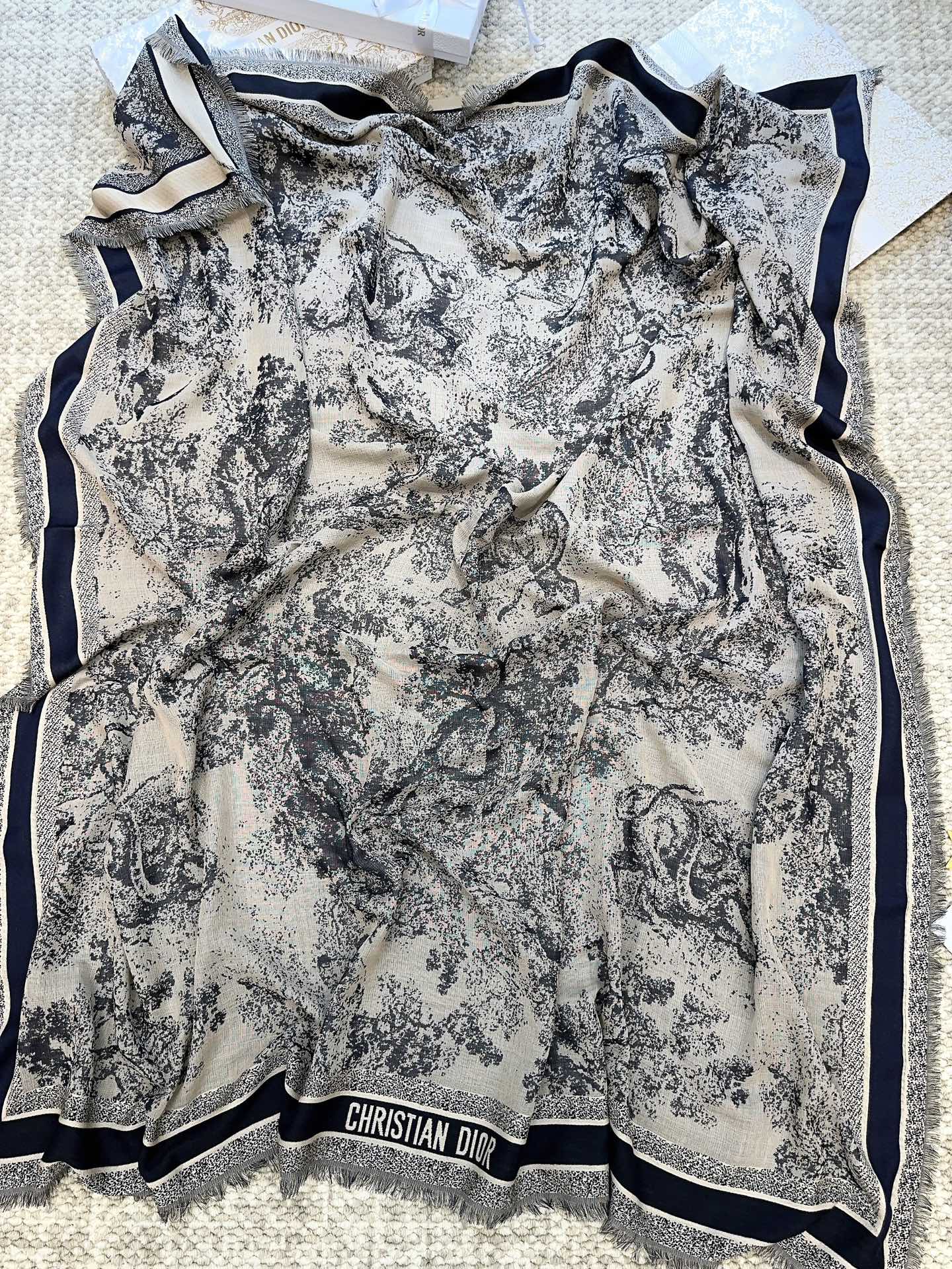 Шаль Dior 2024 на тему ?Животный мир?