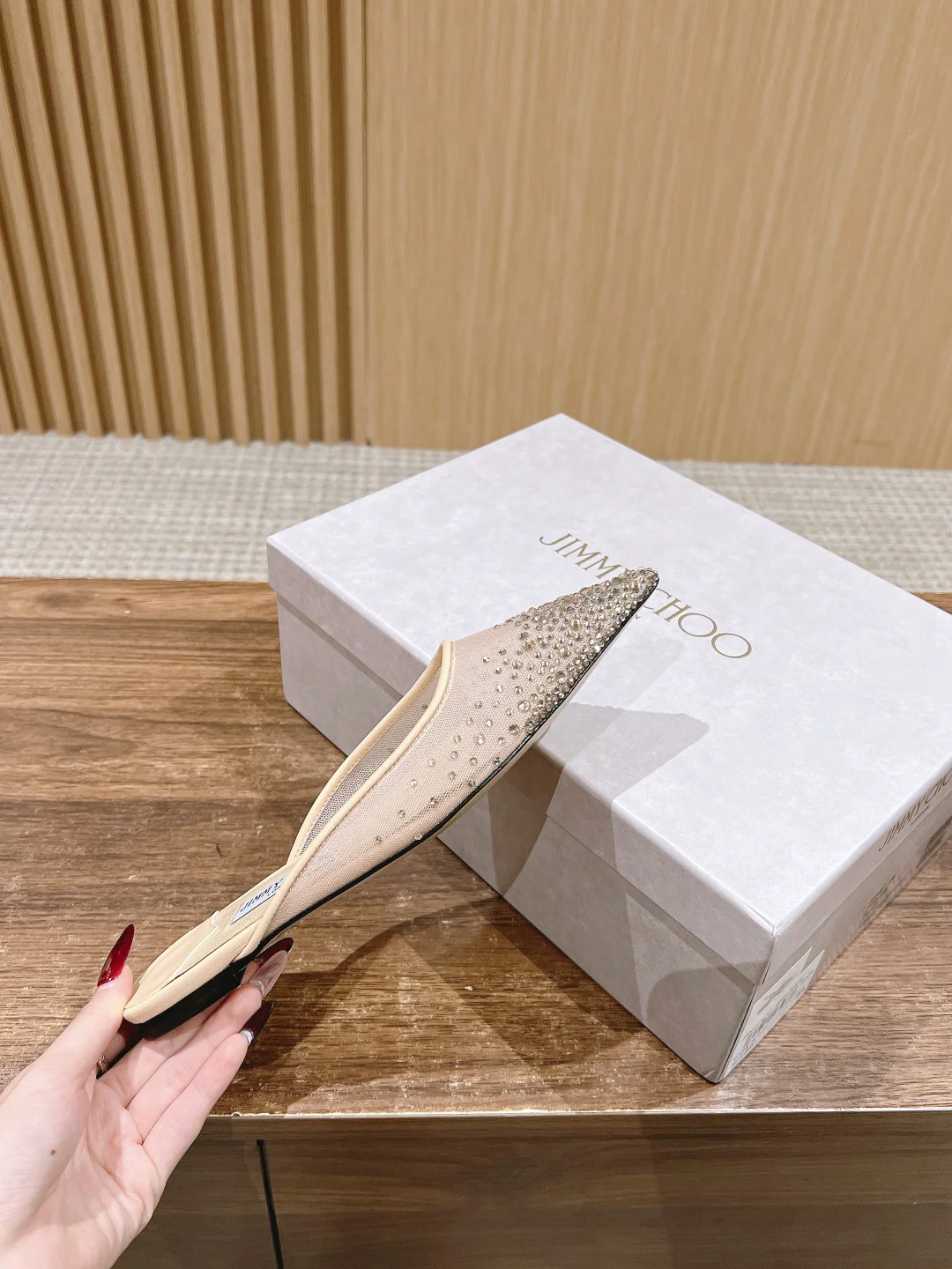 Тапочки Jimmy с сетчатым верхом и стразами, абрикосового цвета.