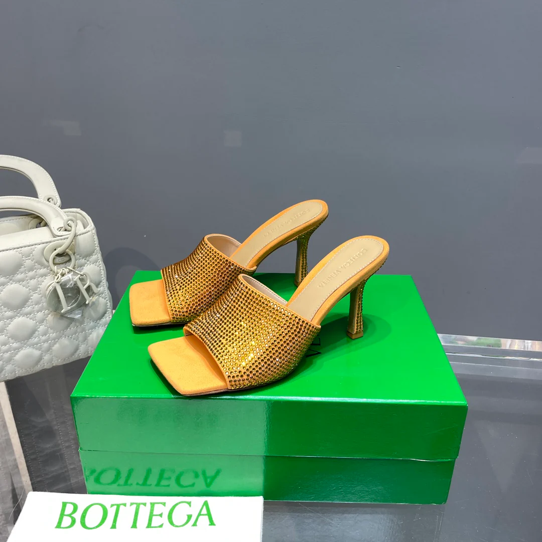 Сандалии на высоком каблуке из коллекции BV-2022 с подиума - 2 шт.