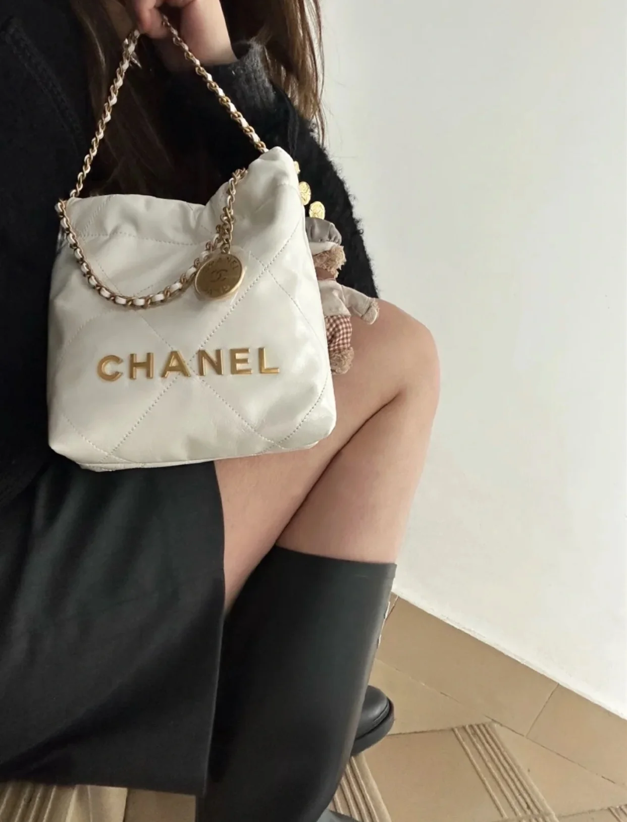Новинка сезона весна/лето 2023 от Chanel - сумка 22 - мини - белое золото - фотографии в действии.