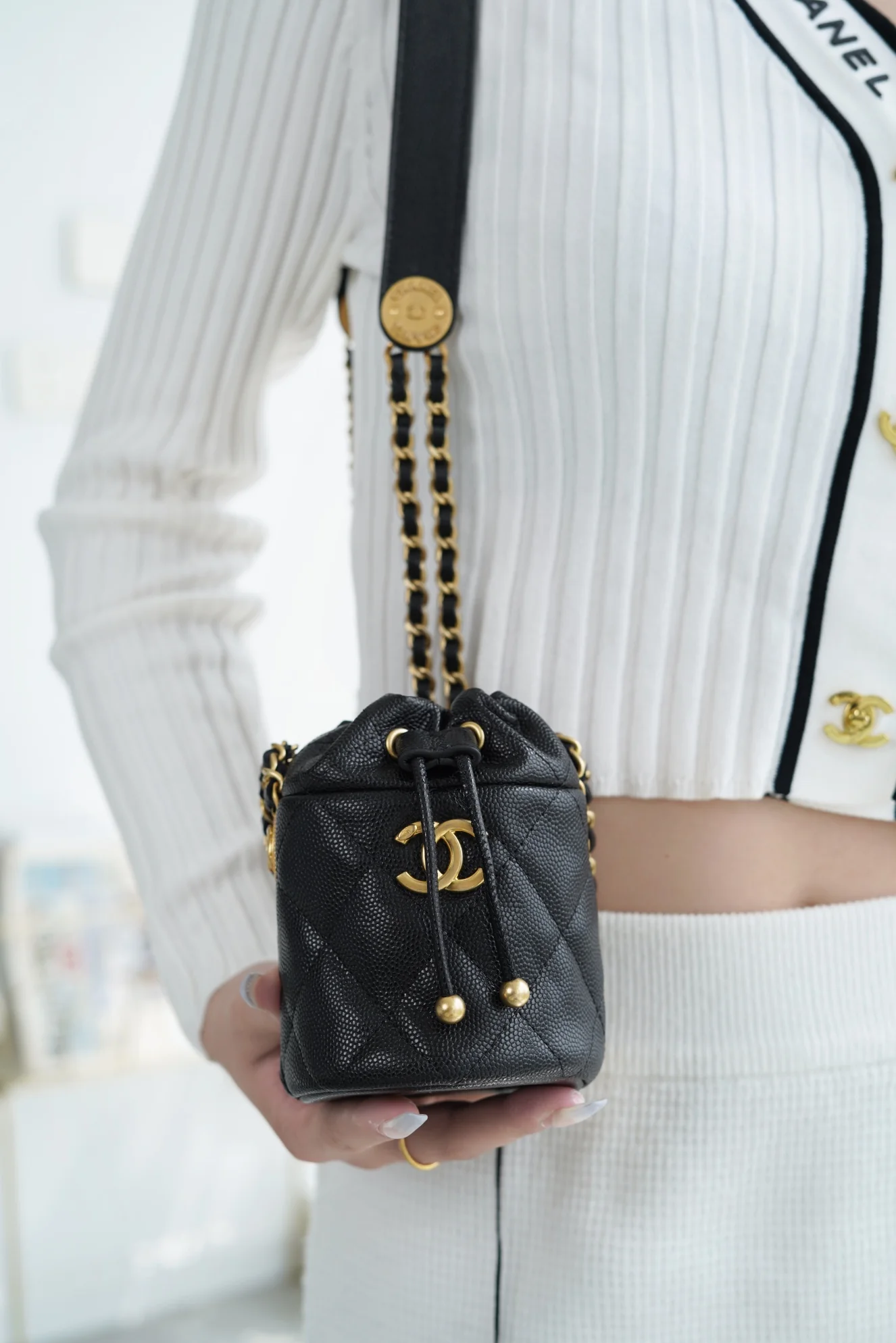 Новинка сезона осень/зима 2022 от Chanel - сумка-ведро для монет.