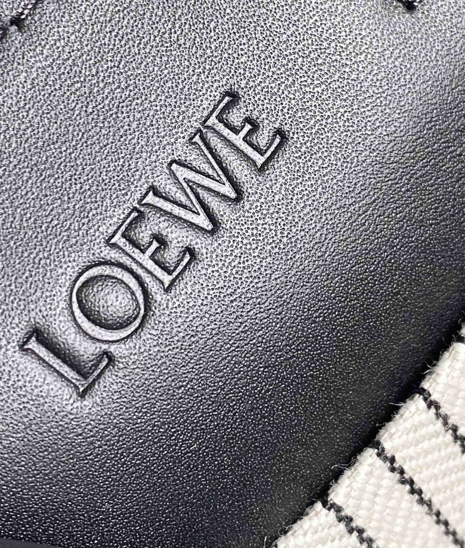Сумка-подушка Loewe, белая-черная