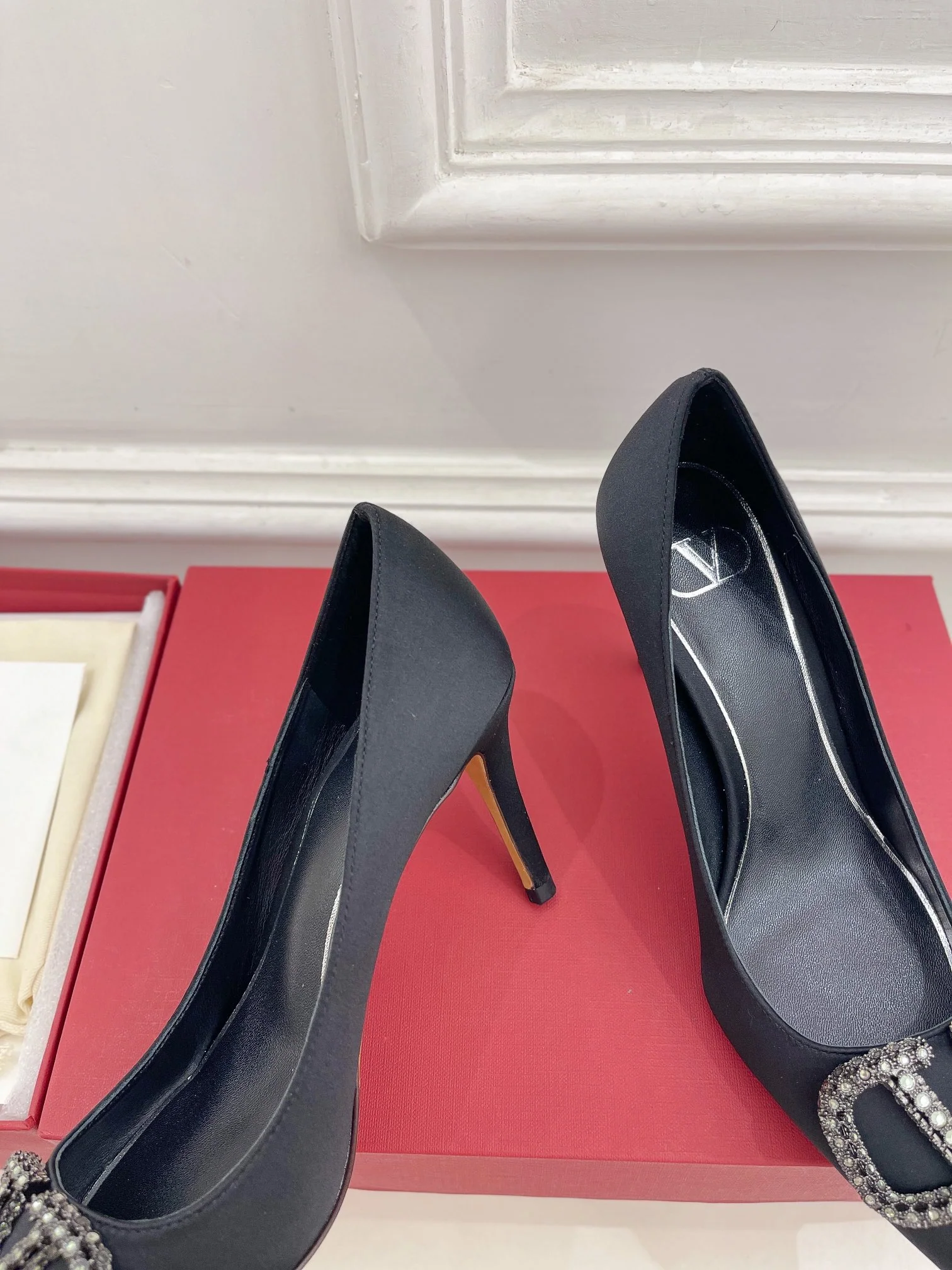 Новинка лета 2023 от Valentino - Коллекция Roman Stud - Туфли на высоком каблуке с бриллиантовой пряжкой - 5 см