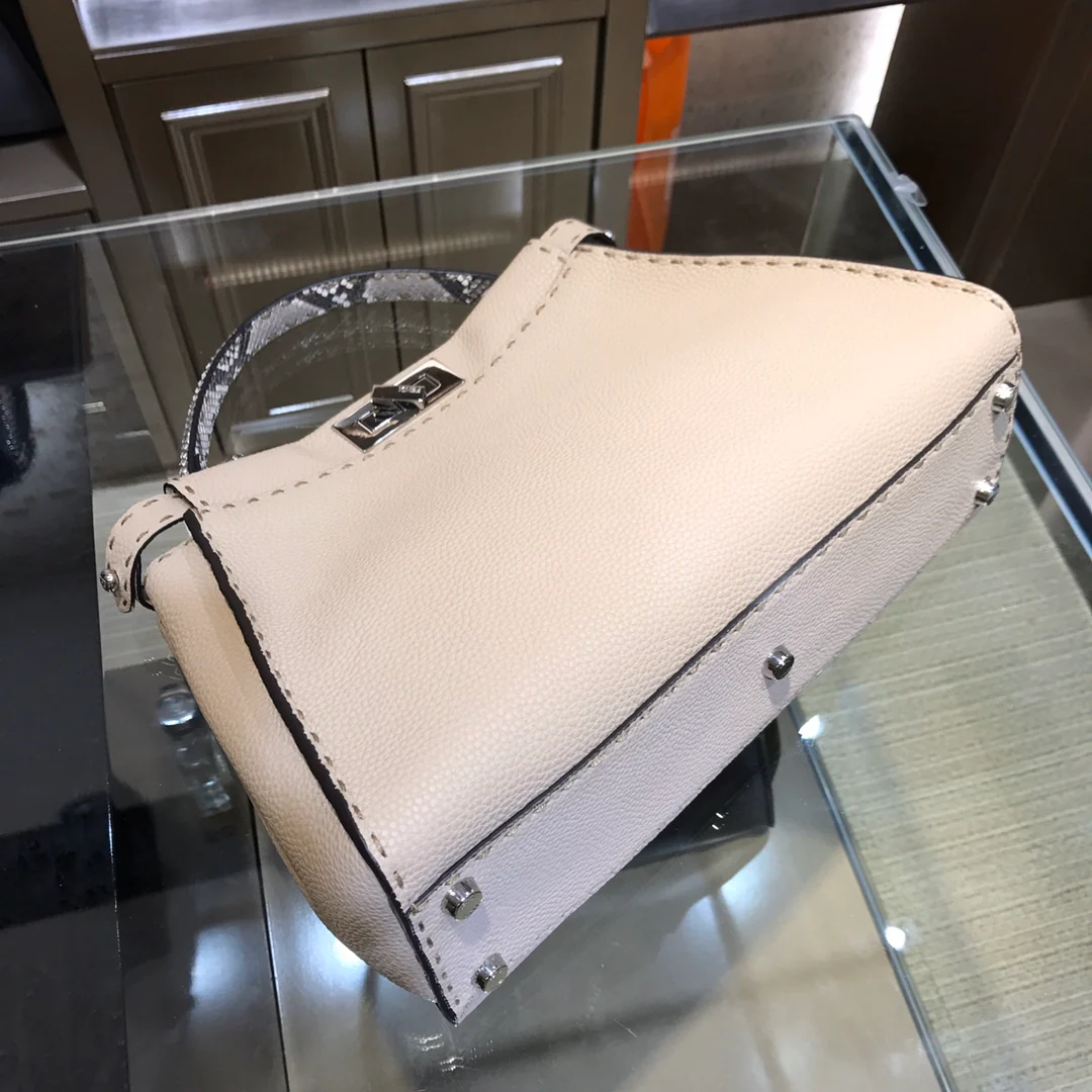 Сумка Fendi Peekaboo Medium из змеиной кожи абрикосового цвета