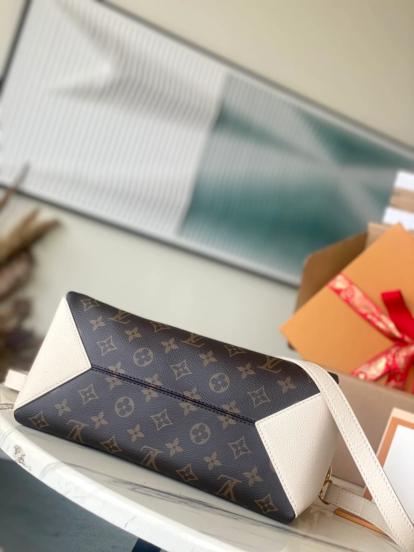 m46495-LV-opera-bb-handbag-white