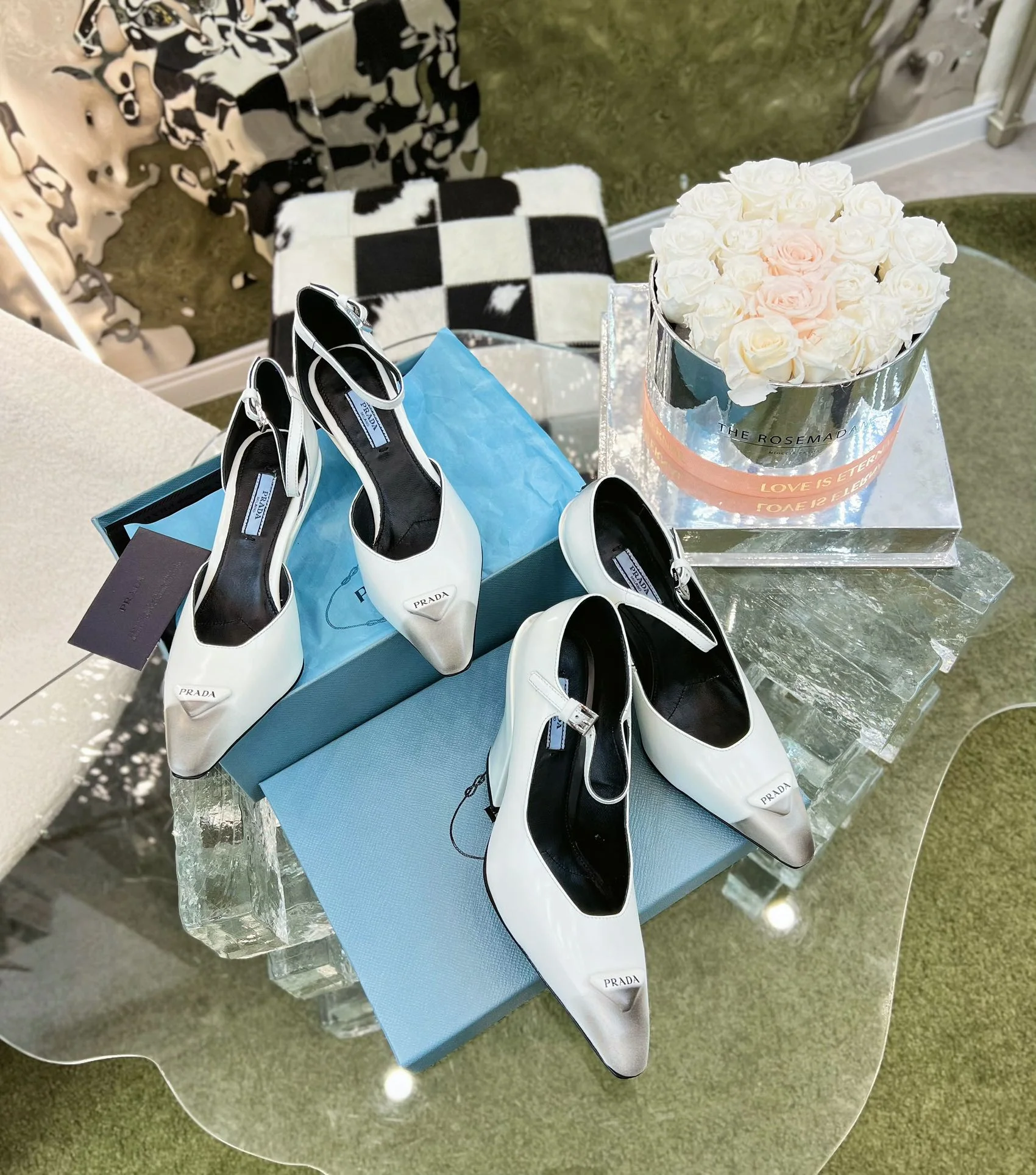 Новинки Prada весна/лето 2023 - Коллекция Мэри Джейн - Туфли на массивном высоком каблуке - Белые