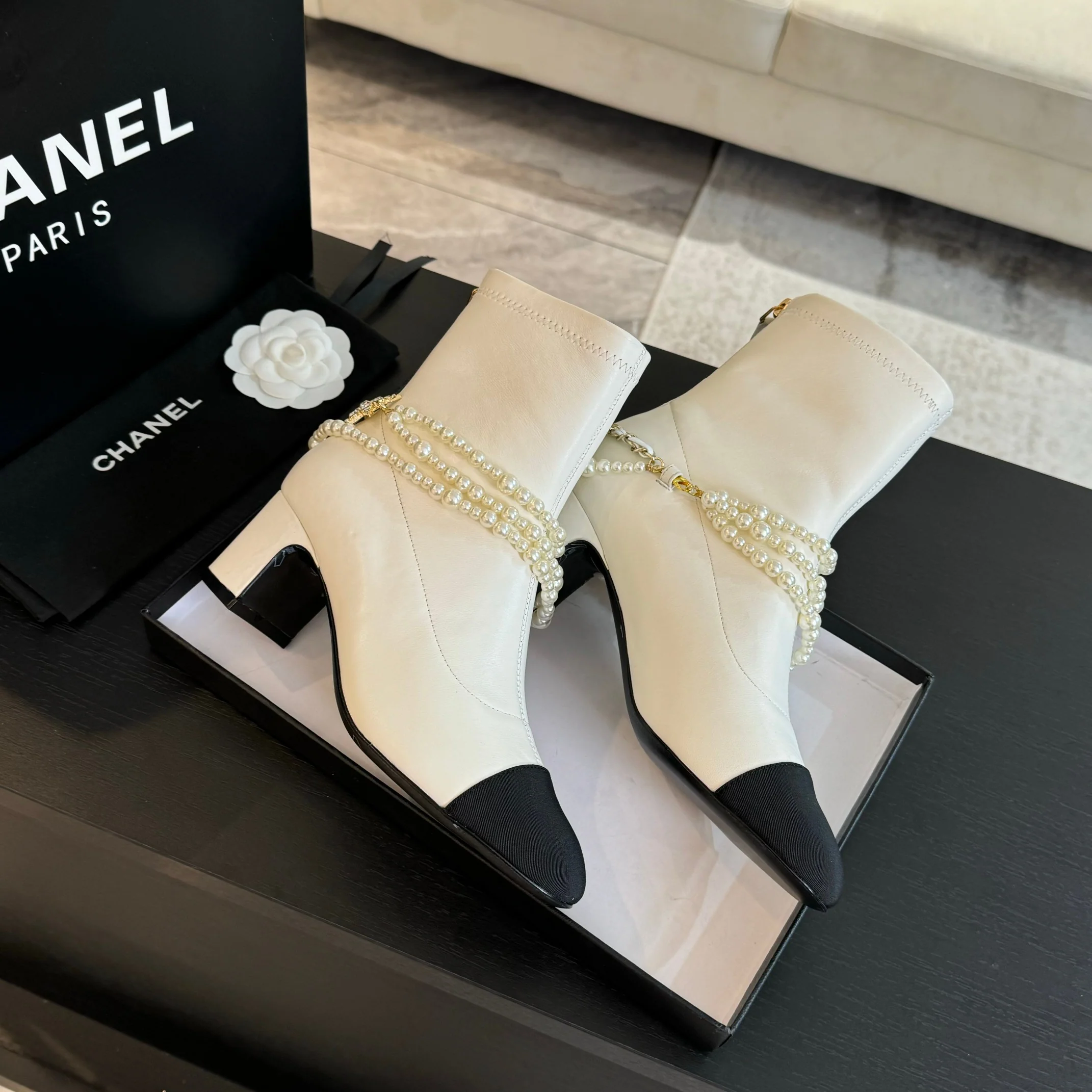 Ботильоны Chanel 2024 с жемчужной цепочкой - белые