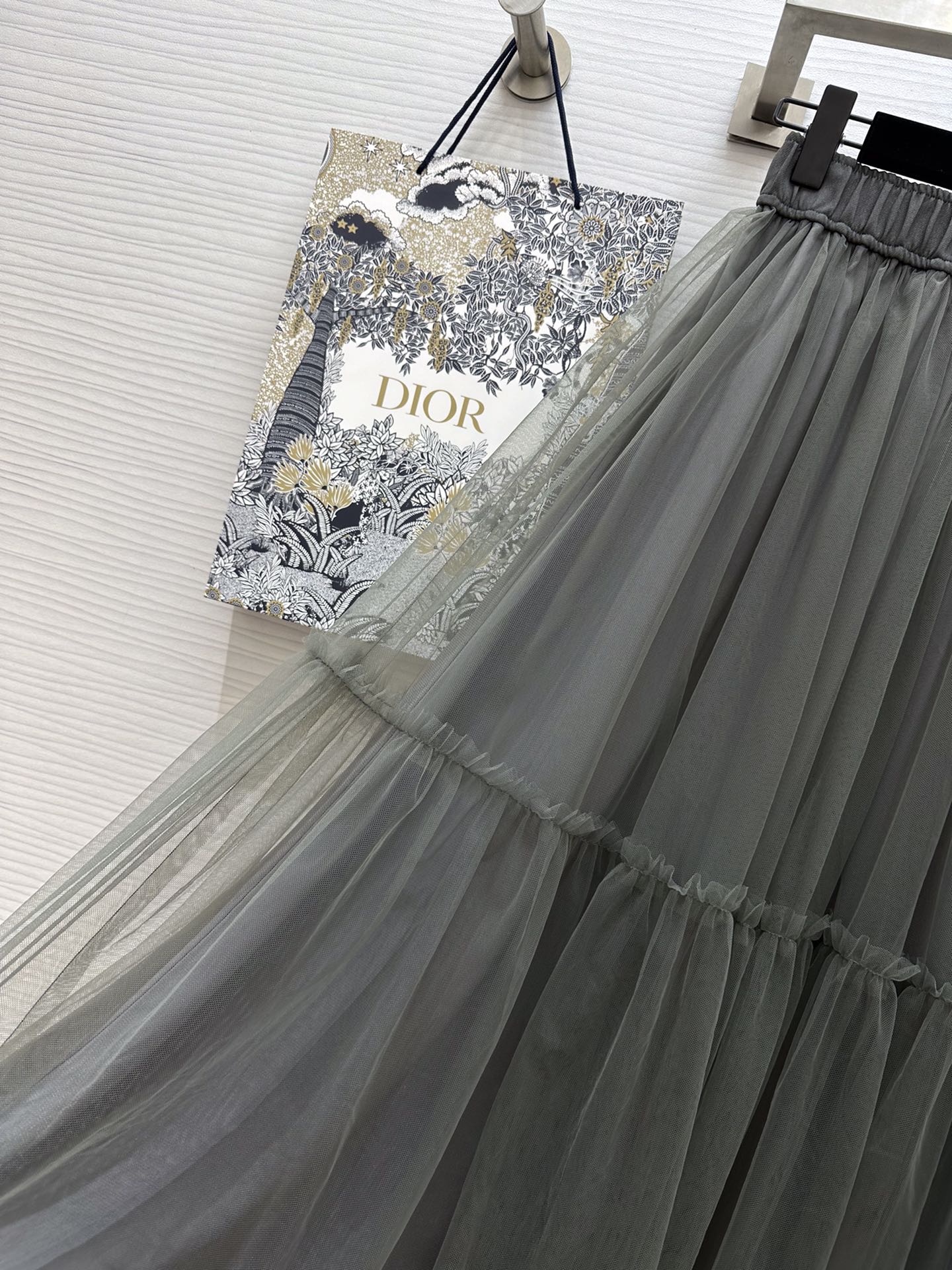 Новинка коллекции Dior весна/лето 2024: струящаяся серая сетчатая юбка миди.