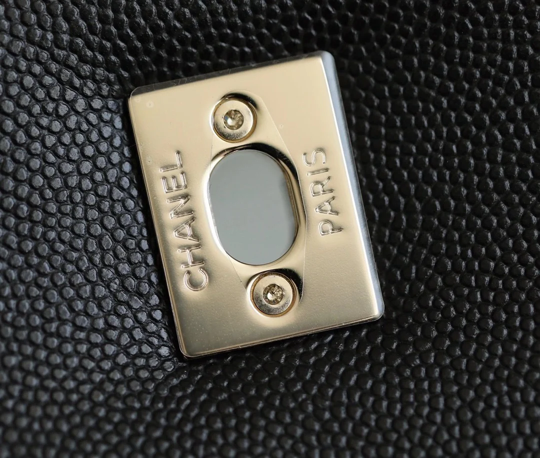 Мини-сумка Chanel Coco Handle — черная кожа с золотистой пряжкой.