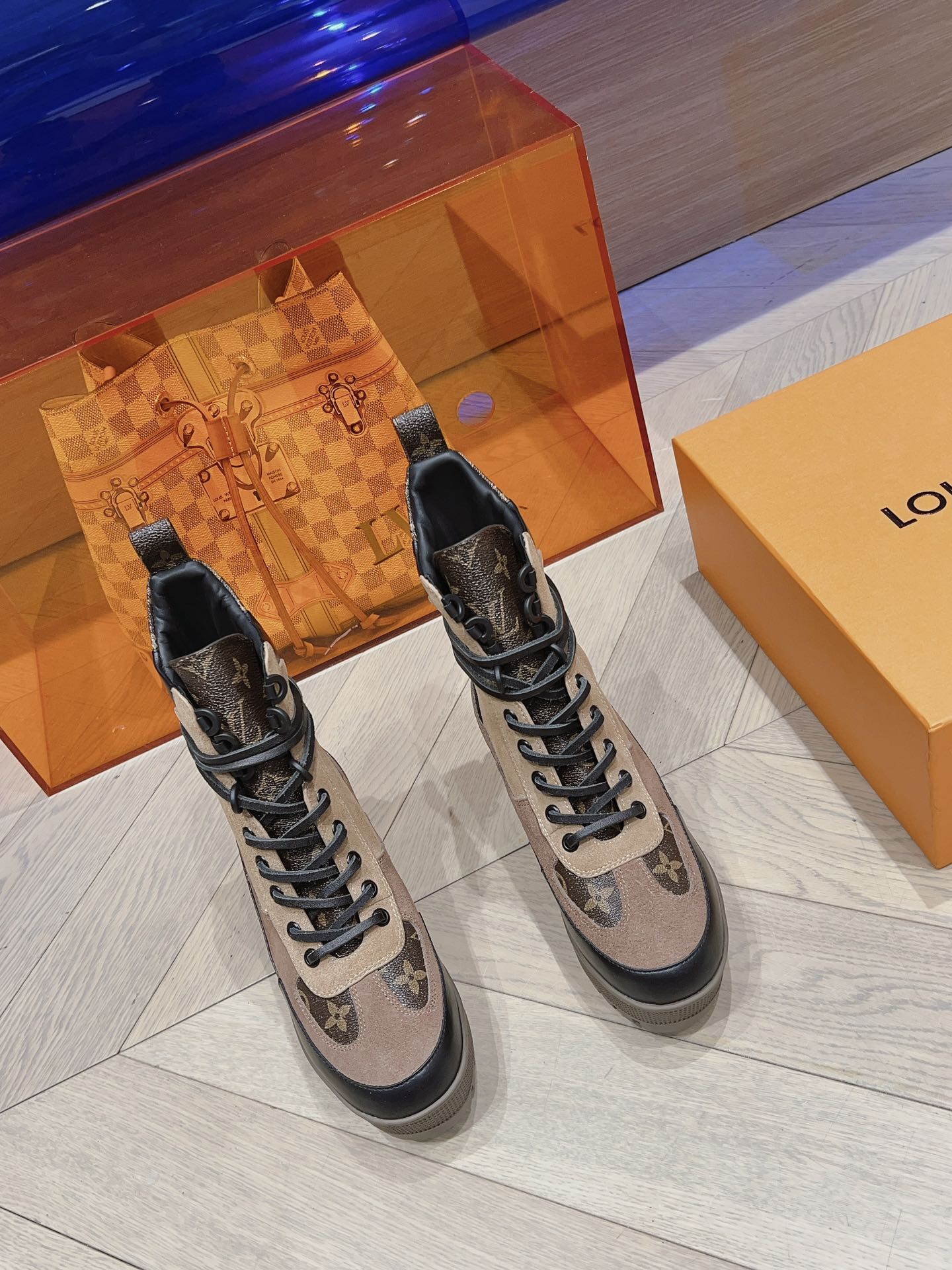 Новинка осенне-зимней коллекции LV 2023 — Ботинки Мартин на высоком каблуке из замши абрикосового цвета.