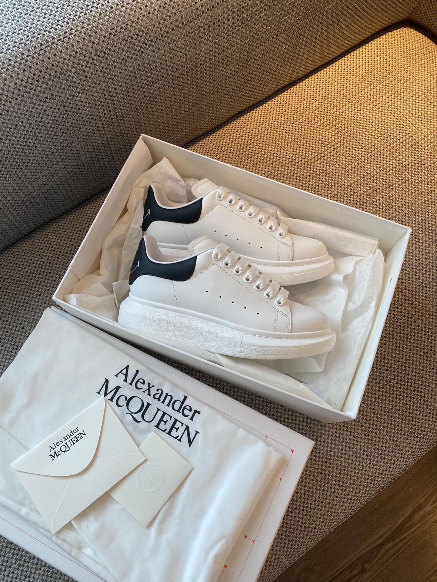 McQueen - Классические белые кроссовки - Улыбающаяся пятка - Черные