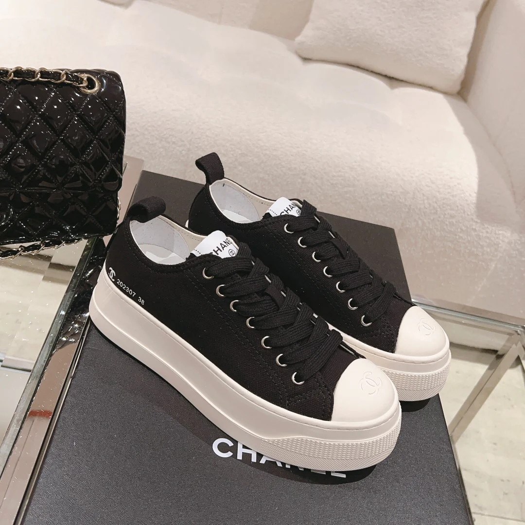 Новинка сезона ?Ранняя осень 2023? от Chanel — Простые парусиновые туфли на платформе — Черные