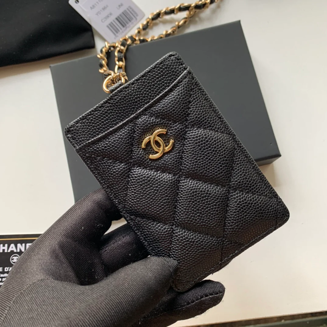 Держатель для удостоверений личности Chanel — черная кожа цвета личи с золотой пряжкой.