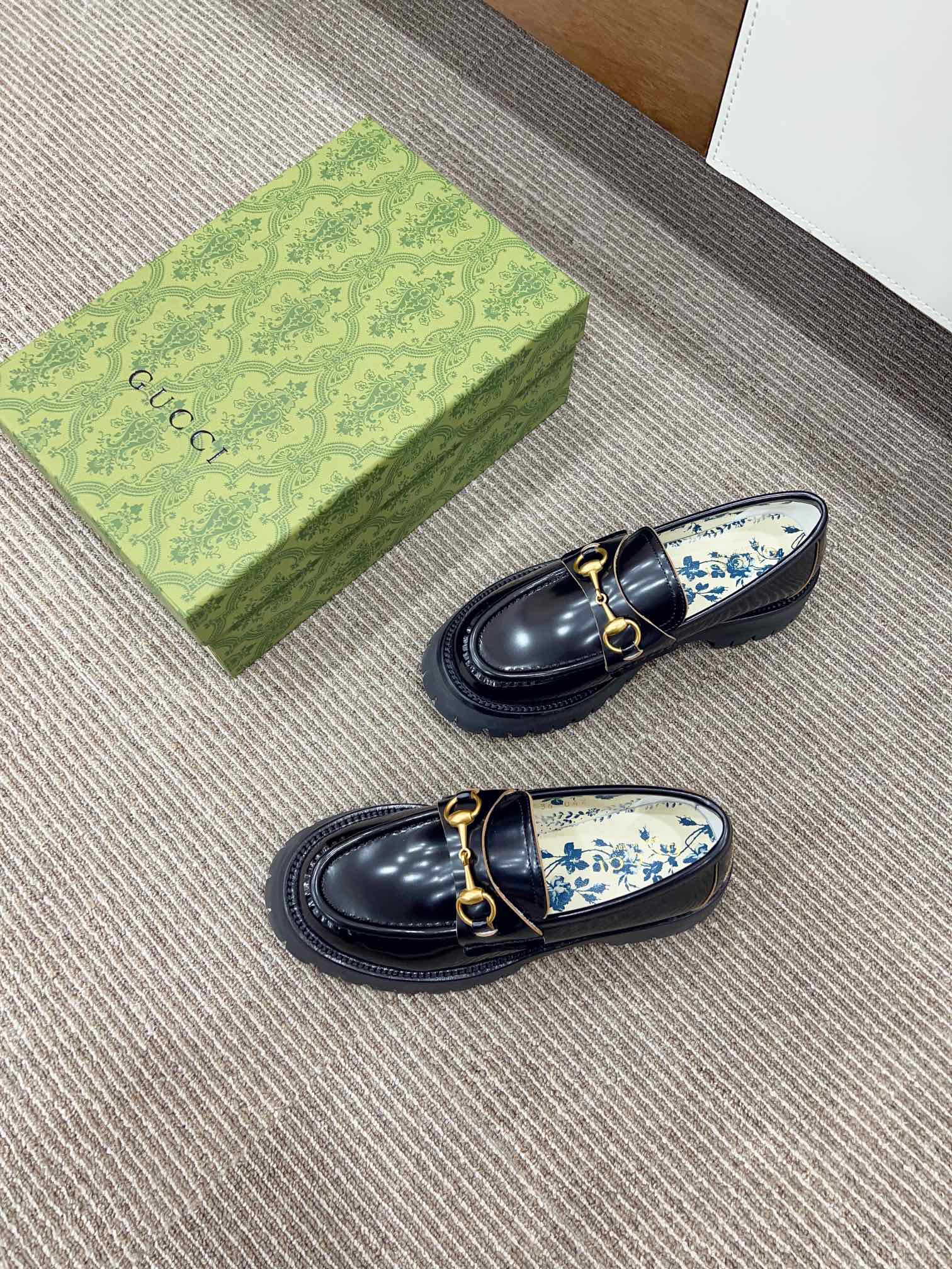 Новинка сезона осень/зима 2023 от Gucci - Лоферы - Глянцевый черный