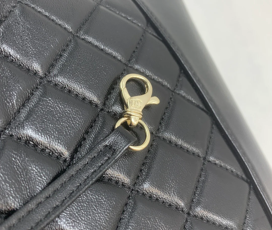 Мини-сумочка Chanel 24c31 из овечьей кожи - черная