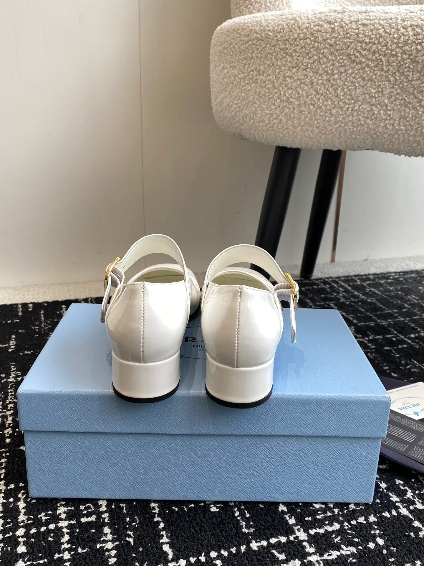 Туфли-мэри-джейн Prada 2024 в стиле ретро - белые