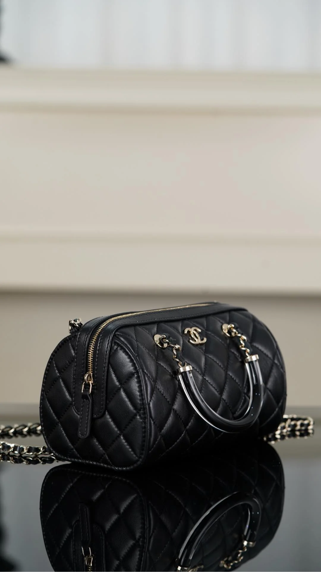 Сумка Chanel 25c Boston Bowling Bag — черно-золотая.