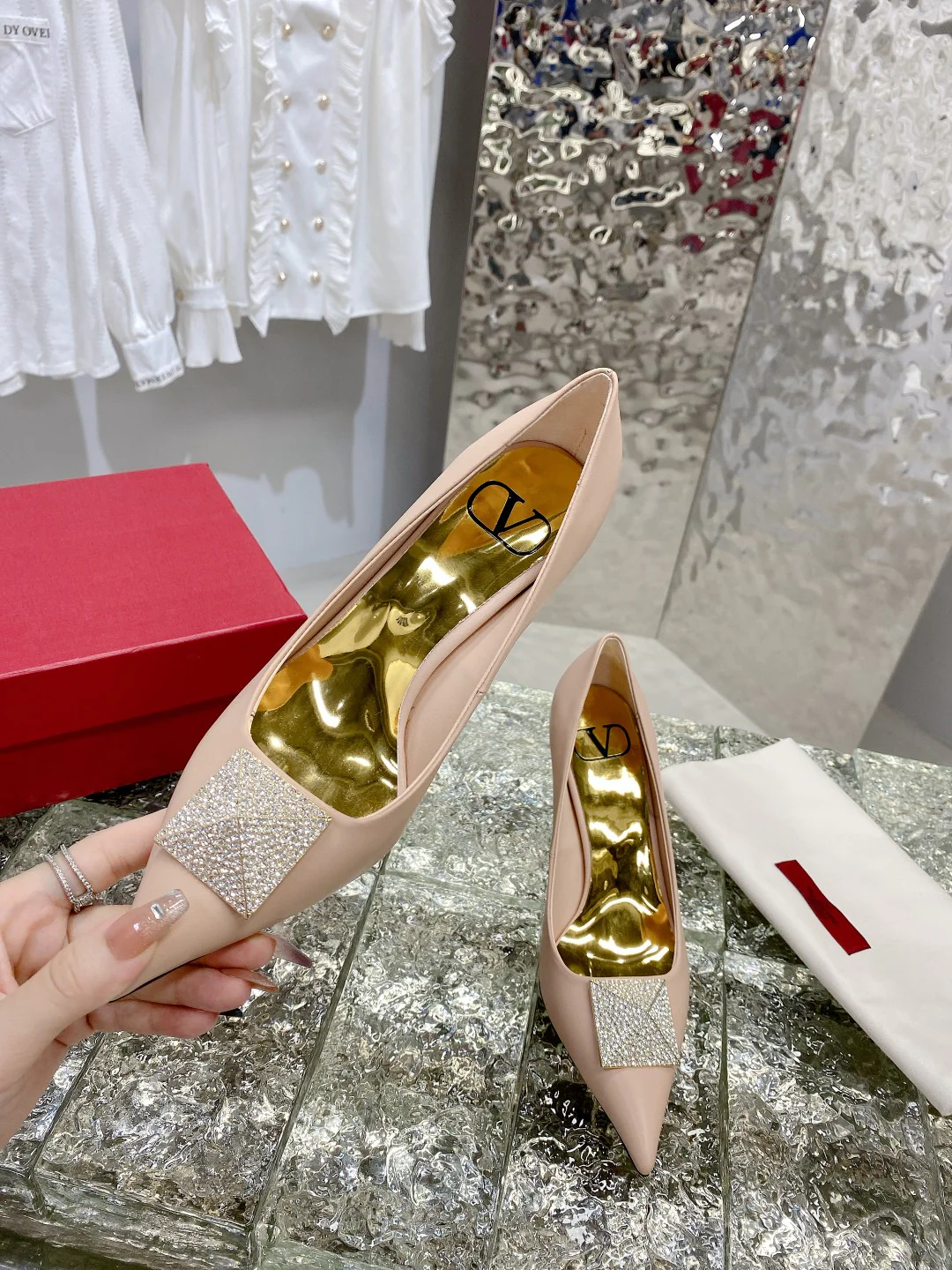 Новинка сезона ?Ранняя осень? от Valentino 2022 — туфли на высоком каблуке с пряжкой, украшенной стразами и заклепками.