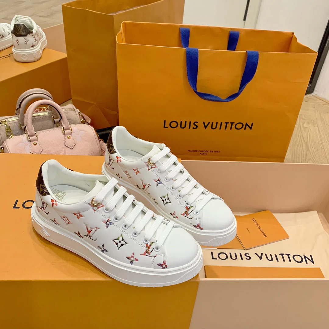 Белые классические кроссовки LV на платформе - серия Time-Out - с тиснением по цвету.