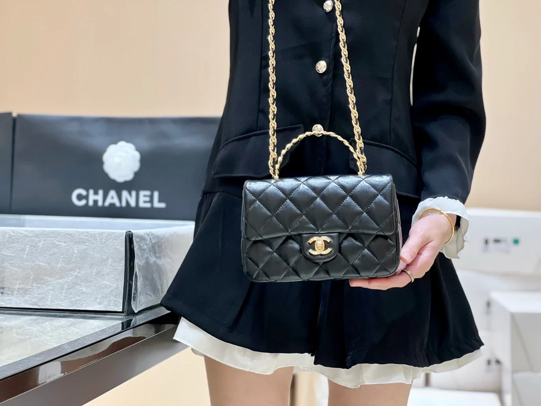 Новинка сезона весна/лето 2023 от Chanel - сумка из овечьей кожи CF - черная - 1 шт.