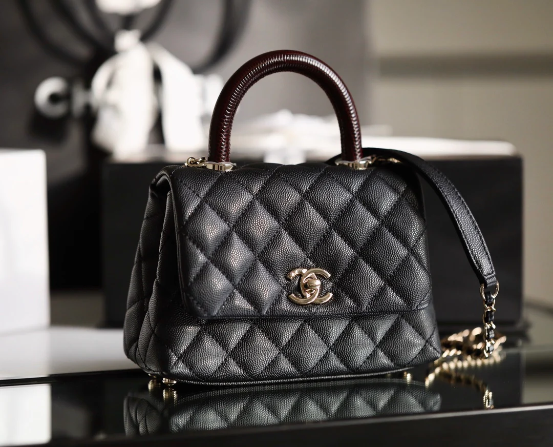 Мини-сумка Chanel Coco Handle — черная зернистая телячья кожа с бордовым ремешком на запястье — пряжка из светлого золота.