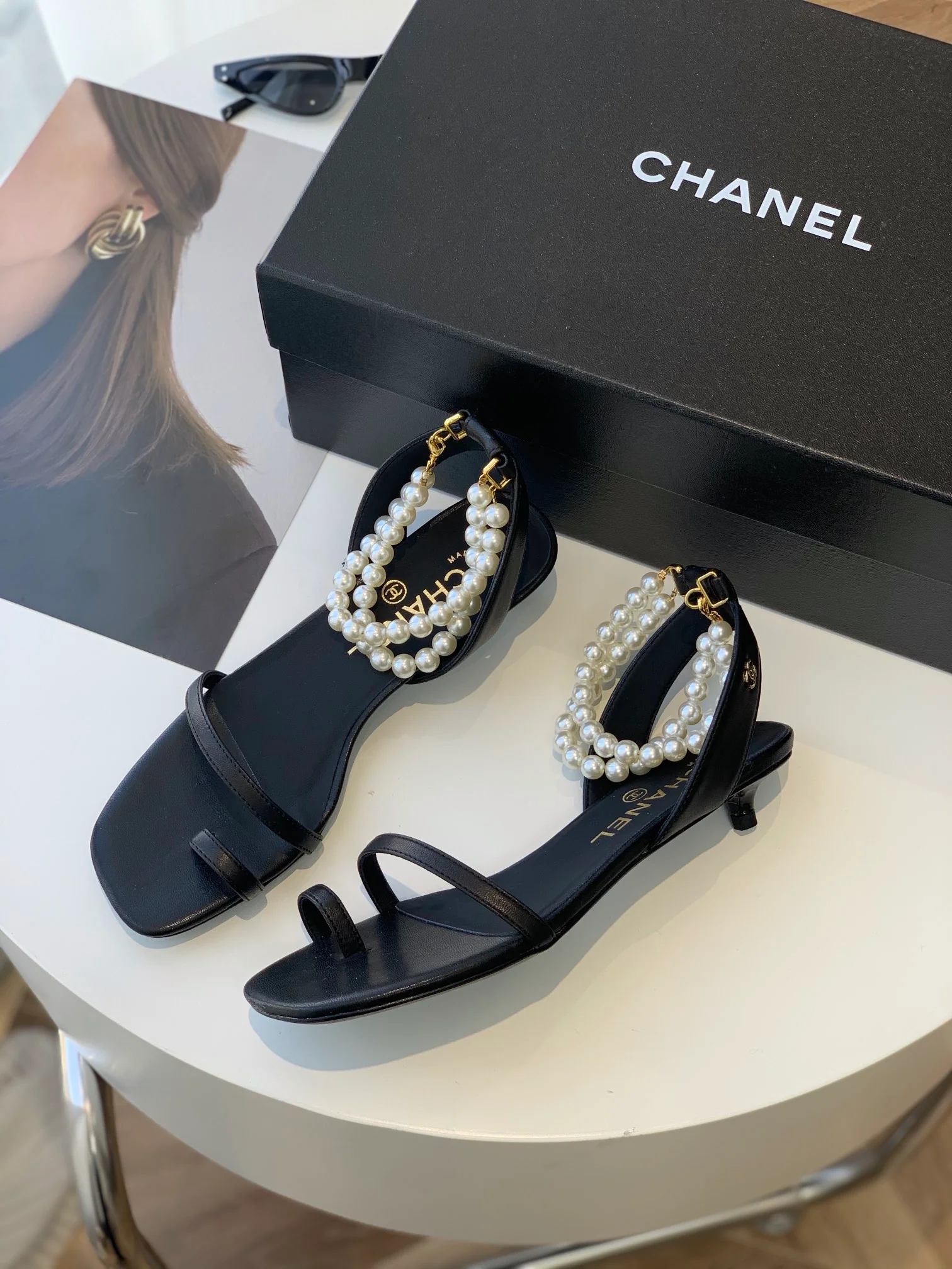 Новинка весны 2023 года от Chanel - Жемчужные сандалии - Черные