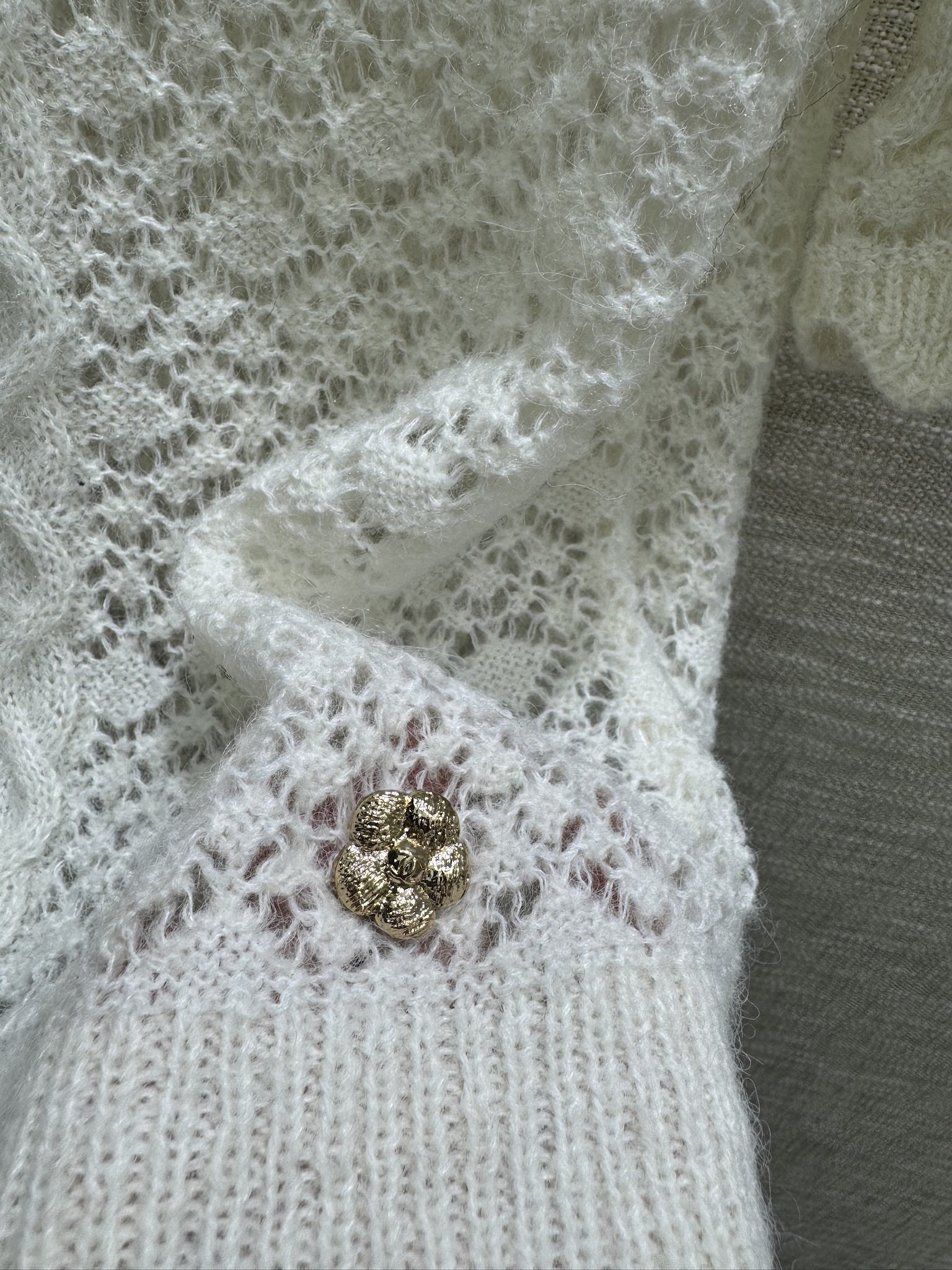 Chanel - 2403-24 Новинка ранней весны. Вязаный трикотажный топ с короткими рукавами и ажурным узором - Белый