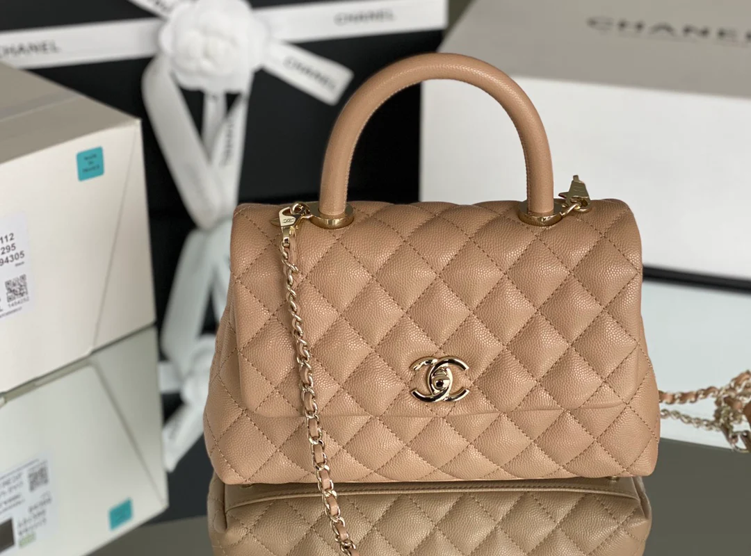 Сумка Chanel Coco Handle CF, маленький размер, абрикосовая кожа, пряжка цвета шампанского золота.