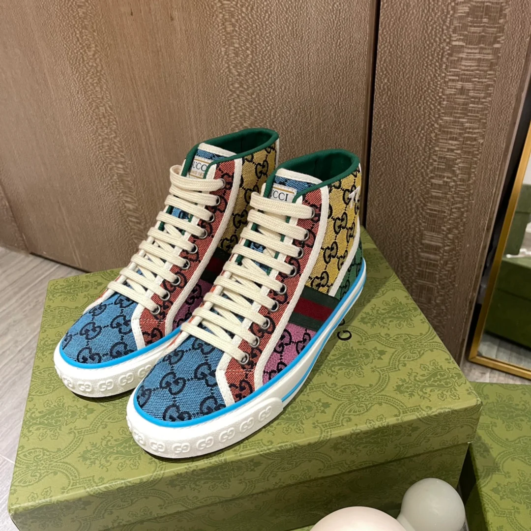 Высокие джинсовые кроссовки Gucci с монограммой для пар.