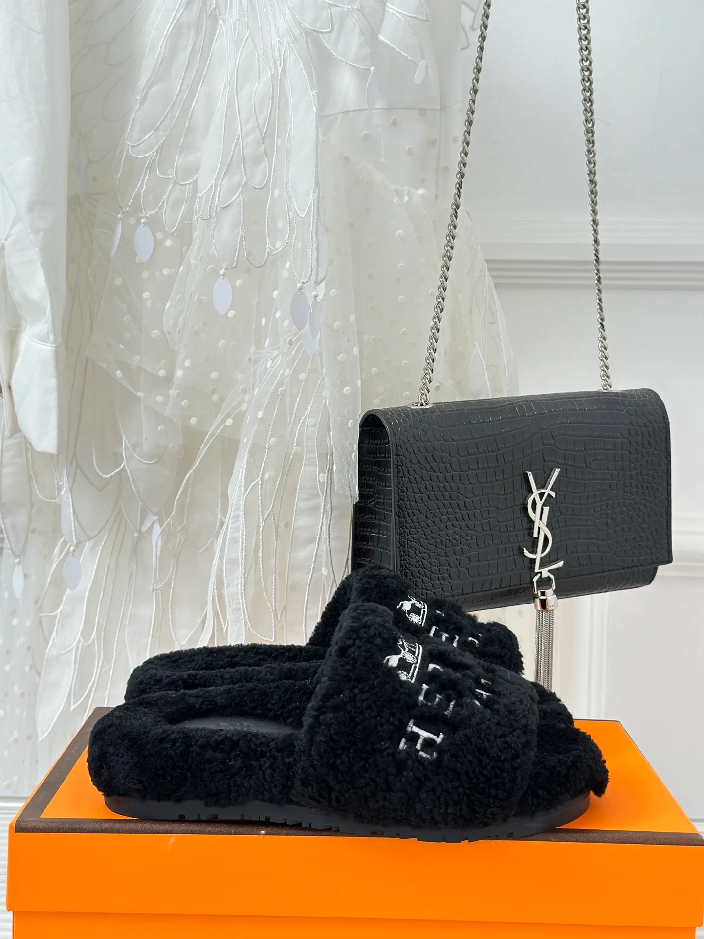 Новинка сезона осень/зима 2023 от Hermes - Меховые тапочки - Черные