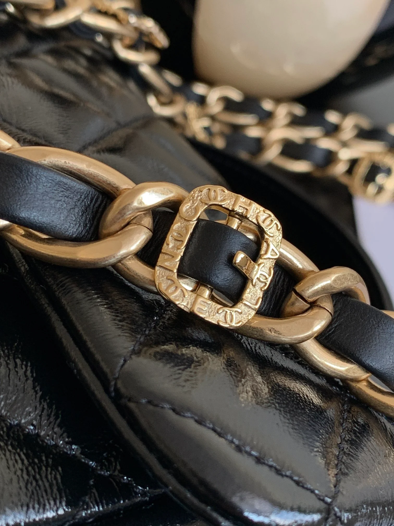 Chanel - Сумка-мессенджер с ручкой из овечьей кожи - Черная