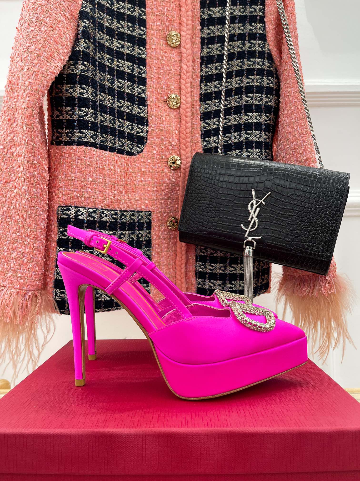 Новинка сезона весна/лето 2023 от Valentino - Босоножки на высоком каблуке с V-образным вырезом - 11 см - Серебристо-розовые