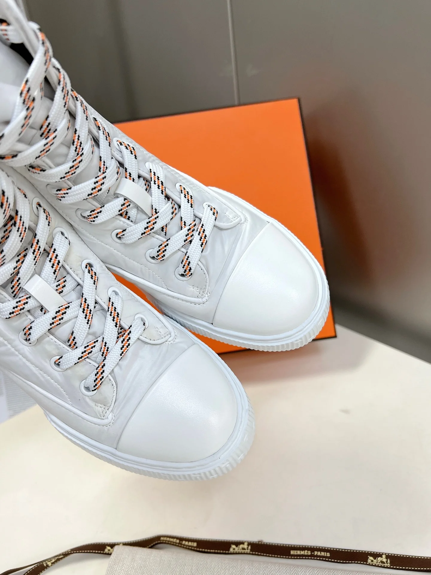 Новинки осенне-зимней коллекции Hermes 2022: короткие сапоги и пуховые сапоги.