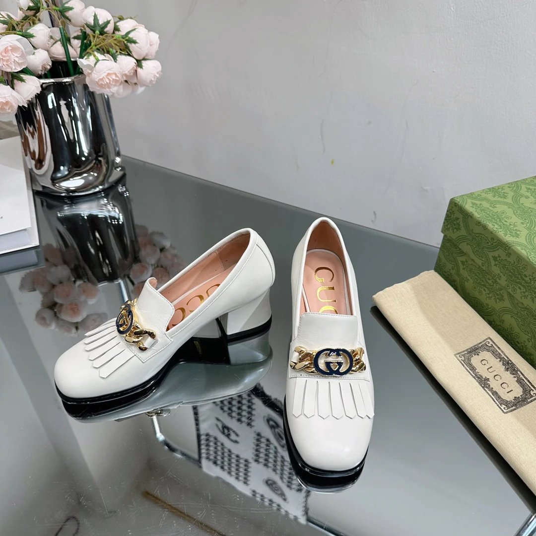 Новинка сезона осень/зима 2023 от Gucci - Лоферы на высоком каблуке из кожи - Белые