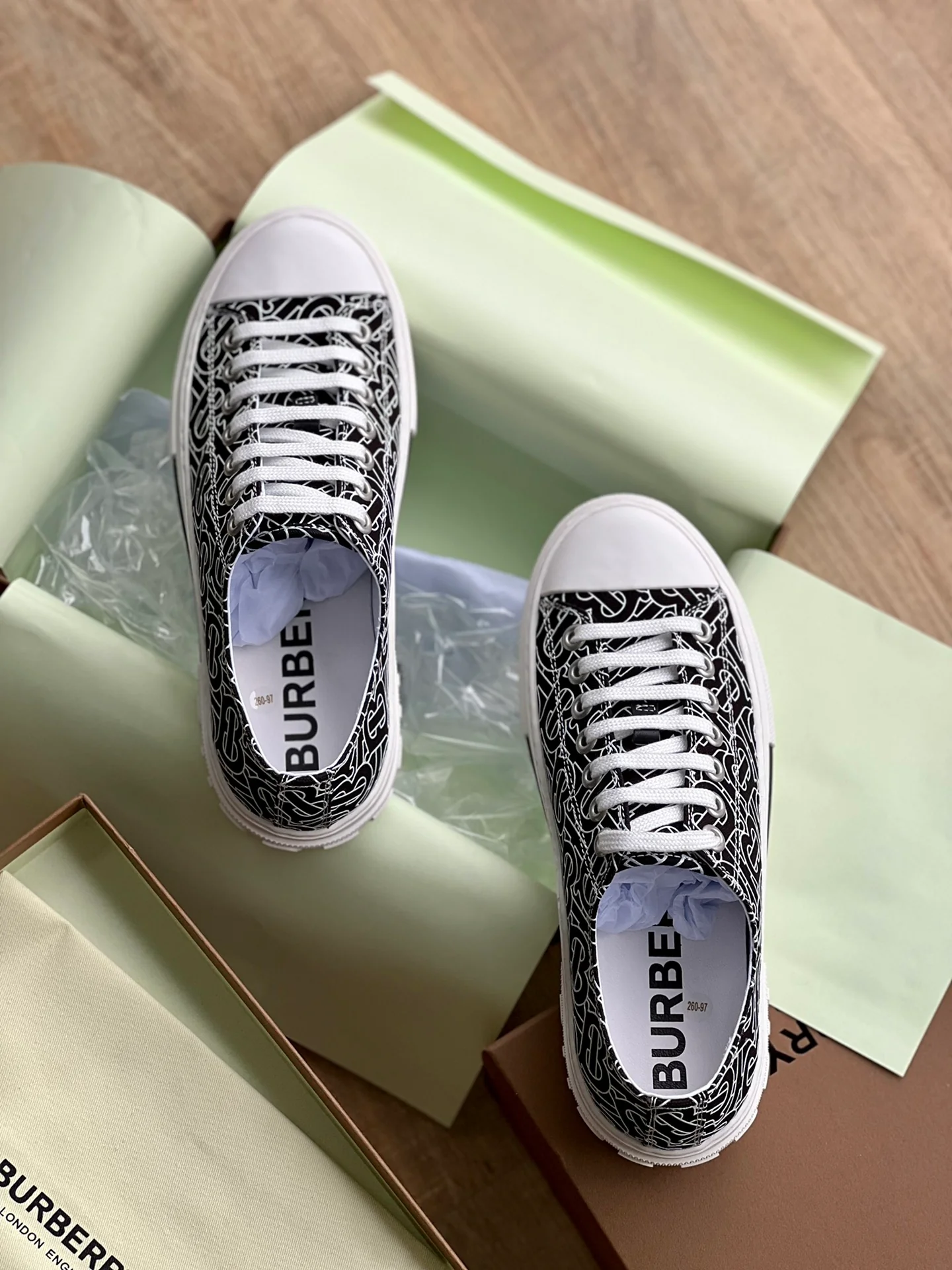 Burberry - Повседневные кроссовки - Парный стиль - Доступны на Taobao