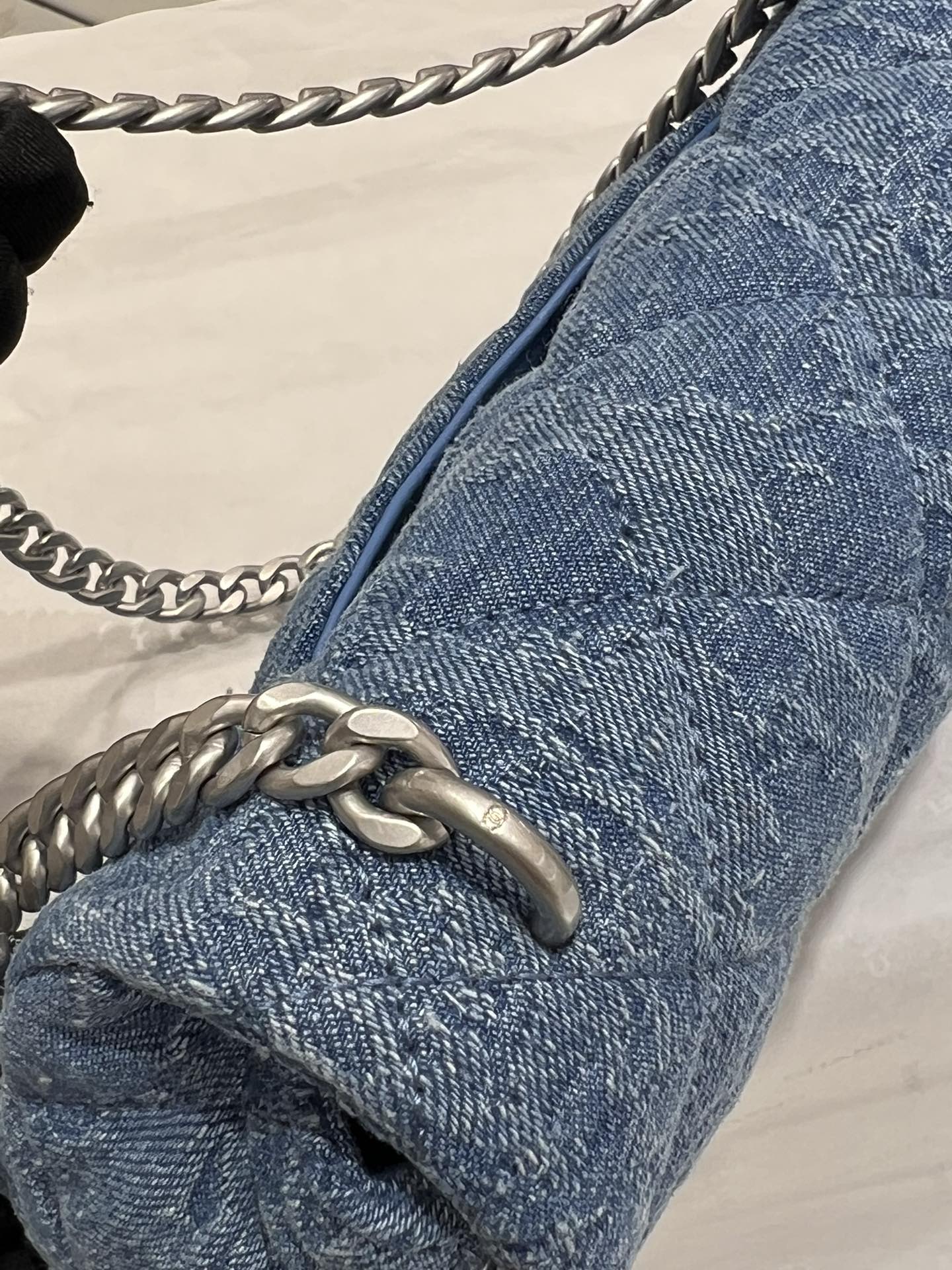 Коллекция Chanel Весна/Лето 2023 - Пряжка в виде сердца с камелией из денима - Квадратная - Светло-голубая серебристая пряжка - 19 см