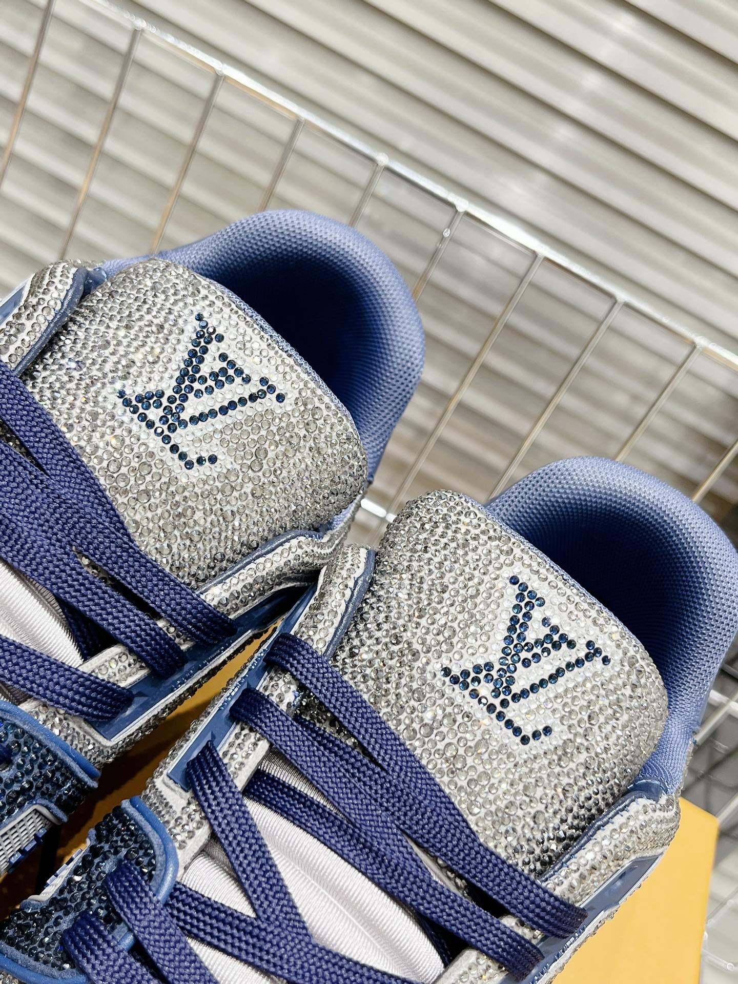 Кроссовки LV Trainer - обувь для скейтбординга - глянцевые синие и серебристые - унисекс