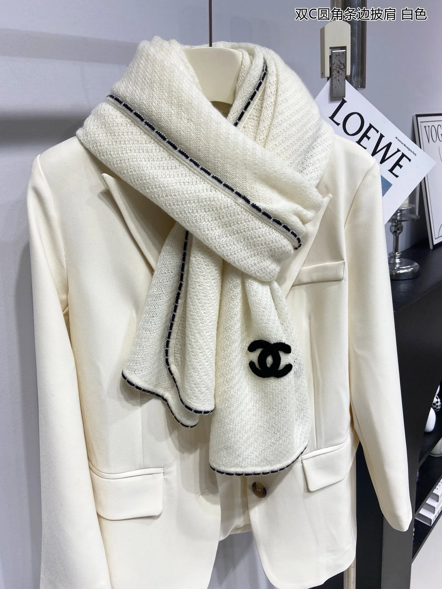 Шарф Chanel 2024 с закругленными углами - кремовый