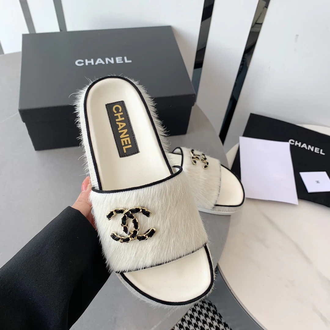 Новинка сезона осень/зима 2022 от Chanel - Тапочки из овечьей шерсти - Белые