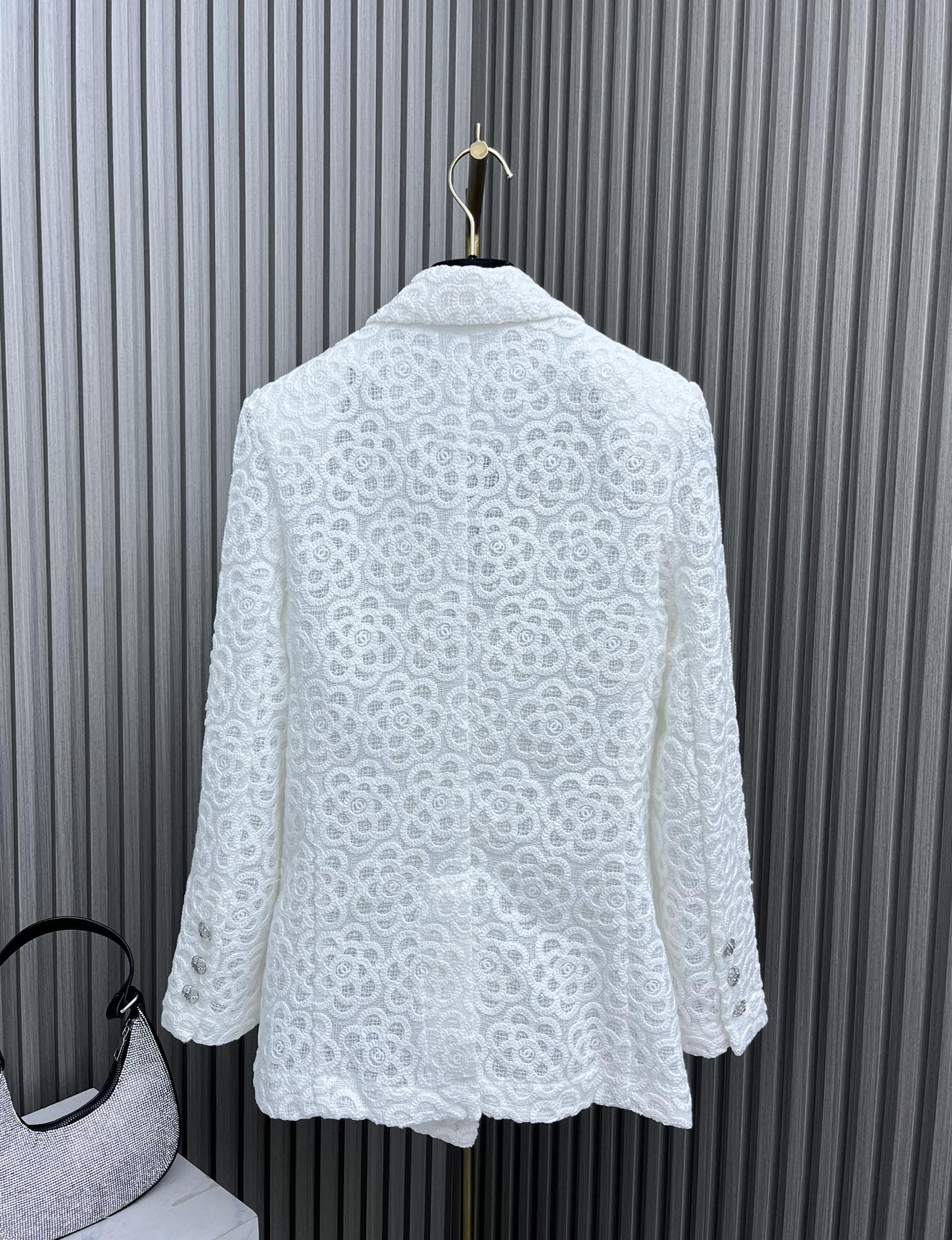 Chanel - Новинка 2403-24: Куртка, расшитая крупными пайетками - Белая