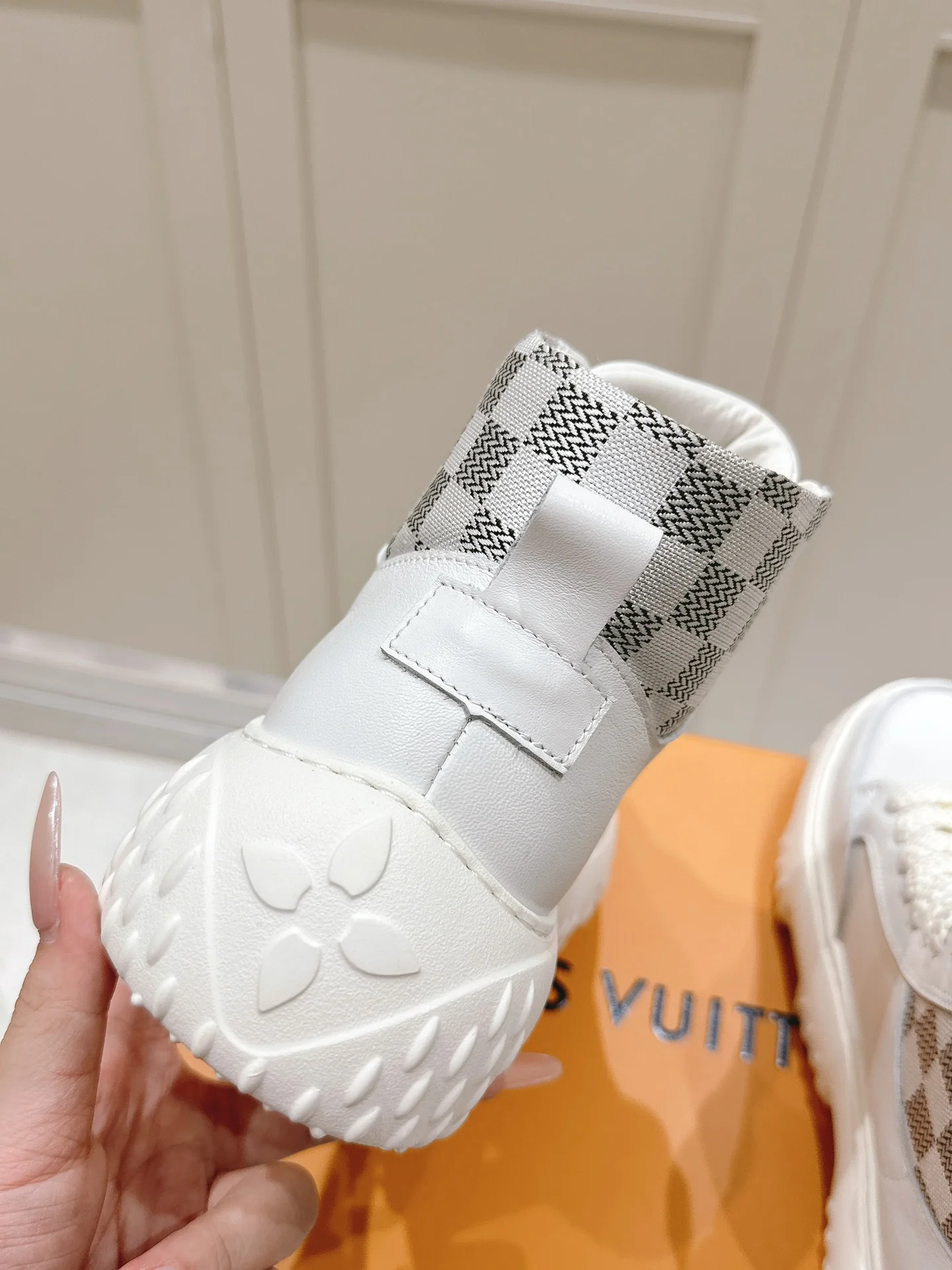 Высокие кроссовки LV-2024 - белые