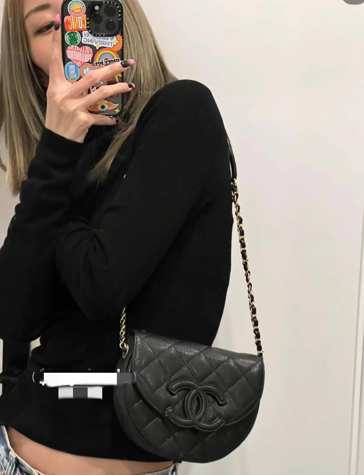 Новинка сезона весна/лето 2023 от Chanel - сумка Lychee Bull Saddle Bag - черная - на фото.