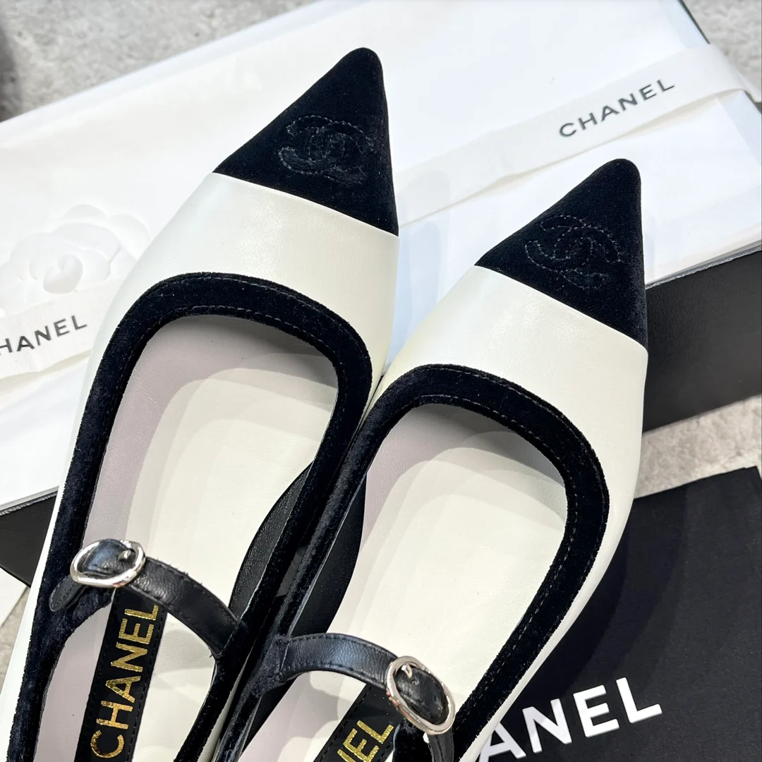 Новинка весны 2023 года от Chanel — туфли-мэри-джейн с острым носком.