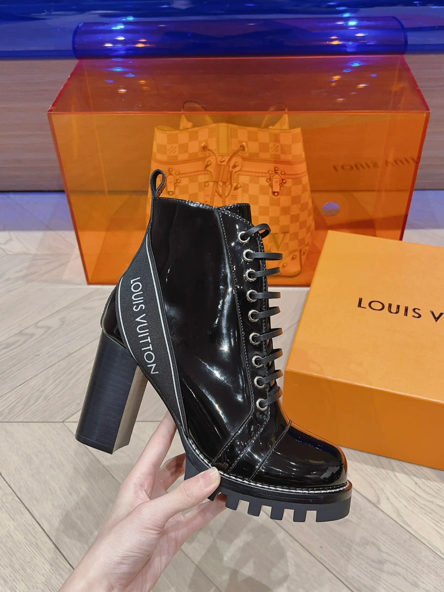 LV - Новинка сезона осень/зима 2023 - Ботильоны на высоком каблуке - Лакированная кожа, черные - Модель 2