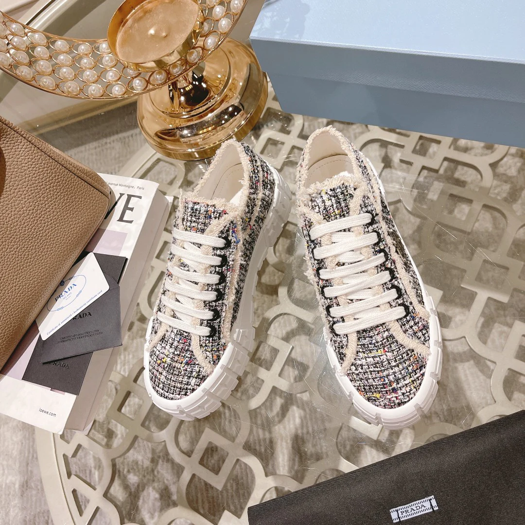 Prada - Новинка сезона осень/зима 2022 - Туфли из состаренной парусины