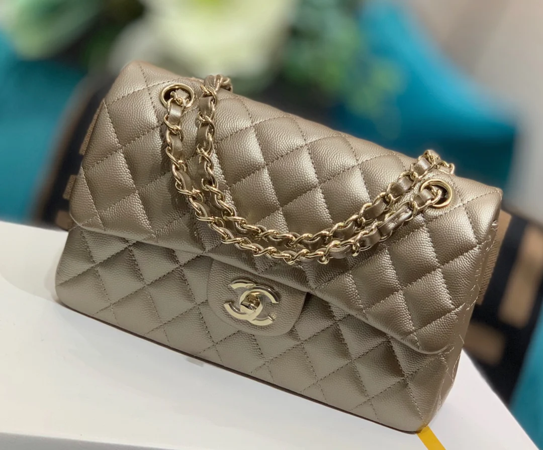 Chanel - Маленькая сумка из телячьей кожи с шариковым узором - CF - Металлический золотистый цвет - 23 см