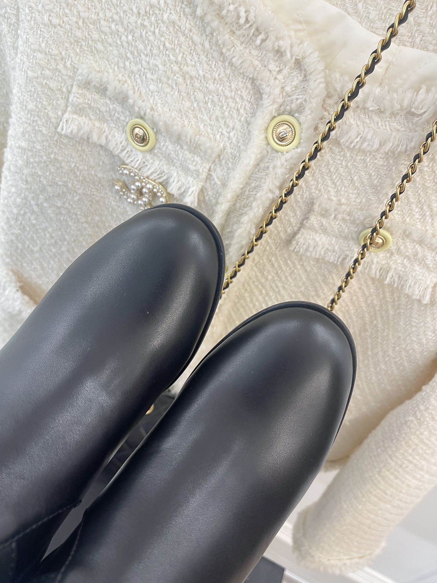 Новинка весны 2022 года от Chanel - Ботильоны на толстом меховом каблуке - Черные - 1