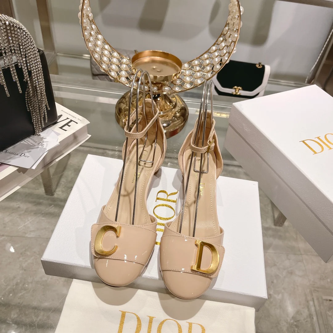 Новинка весны 2023 года от Dior — сандалии с закрытым носком и ажурным носком — лакированная кожа, абрикосовый цвет.