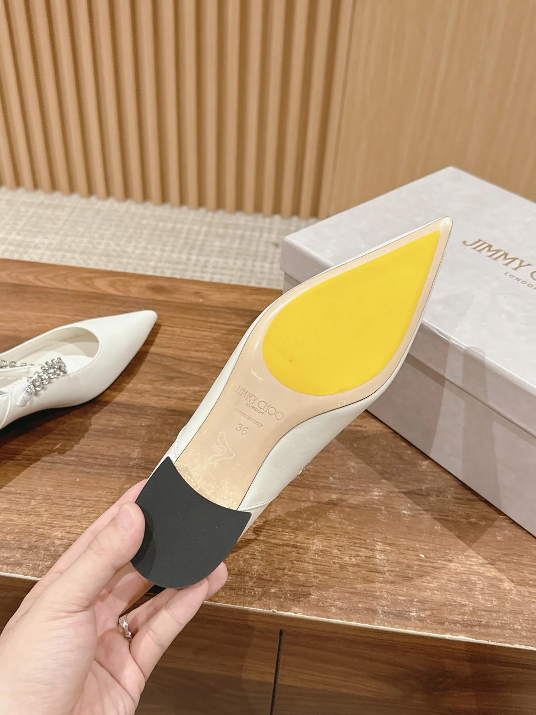 Туфли ?Мэри Джейн? от Jimmy с хрустальным ремешком на шее — белые — 1 шт.